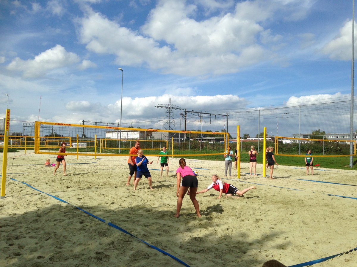Work it! Buurtjes <a href="/AmicitiaVMC/">Amicitia VMC</a> op bezoek bij <a href="/bvcgroningen/">Beach Volley Club Gr</a> #voetbal #reunie #keerwatanders #beachvolleybal