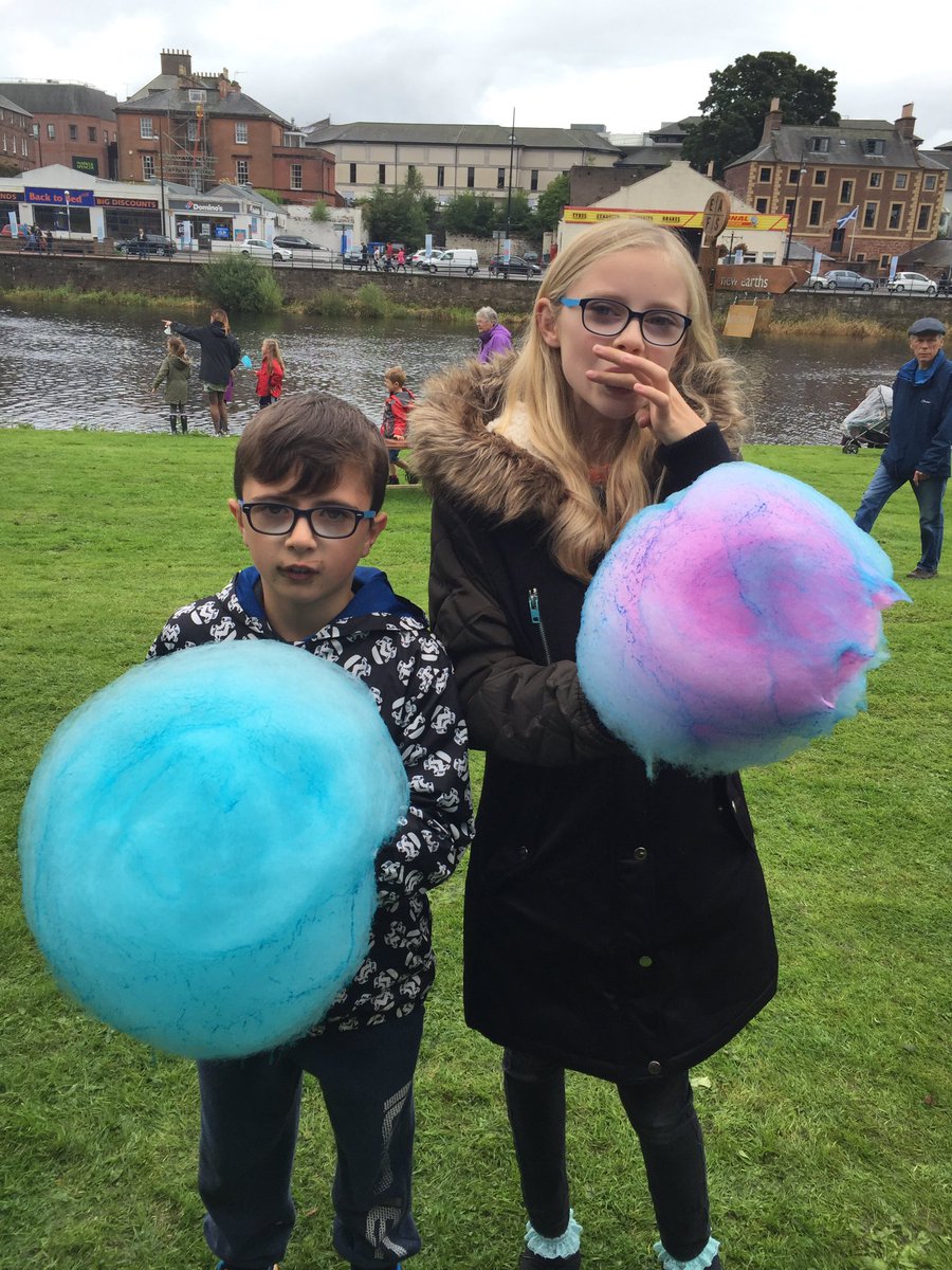 countryflowers3's tweet photo. Great afternoon at #Nithraid Children very happy with their #funkyfloss from @wee_sweetie 💗. #SaltyCoo we love you x https://t.co/3rhQYudcBT