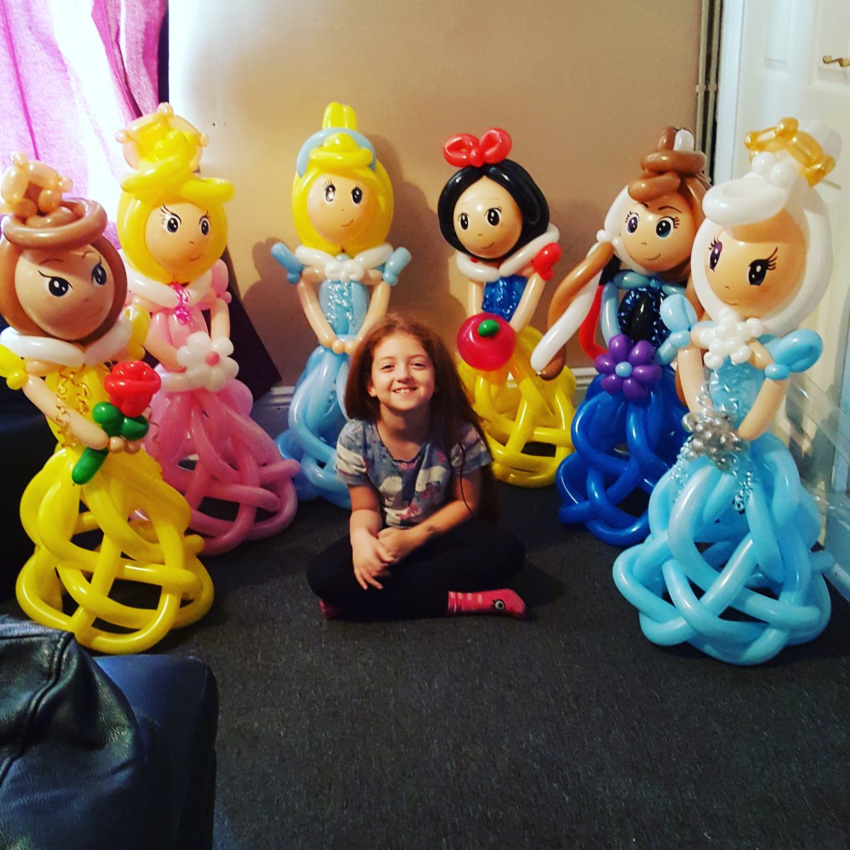 ArtiPartiFaces's tweet photo. #artiparti #disney #DisneyPrincess #balloonmodelling #belle #snowwhite #elsa #anna #sleepingbeauty #cinderella https://t.co/XldAYNBcZ0