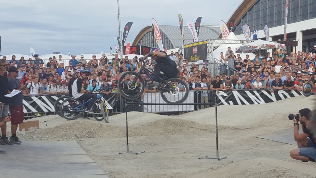 planetus_net's tweet photo. El ganador del concurso de saltos con 1,3m en #Eurobike ha sido el biker inglés! Impresionante!! @PlanetUsBikes https://t.co/9pOTn44i3P