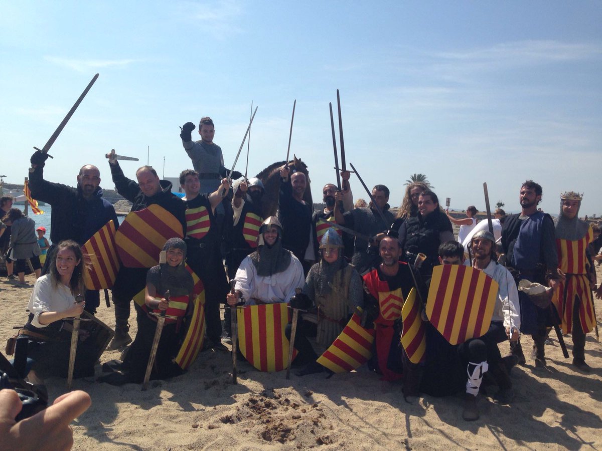 ATrempats's tweet photo. Ha sigut un dissabte genial a la platja. No cal dir res més. #espases #medieval #Empuriabrava #collunuts https://t.co/I3FSpDlEDF