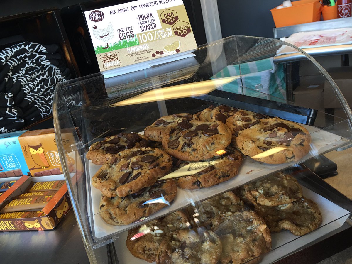 lonewolfbanhmi's tweet photo. We've got those Sweet Street cookies out here! 3136 e 11th. LW. https://t.co/C3Uin6aXUe