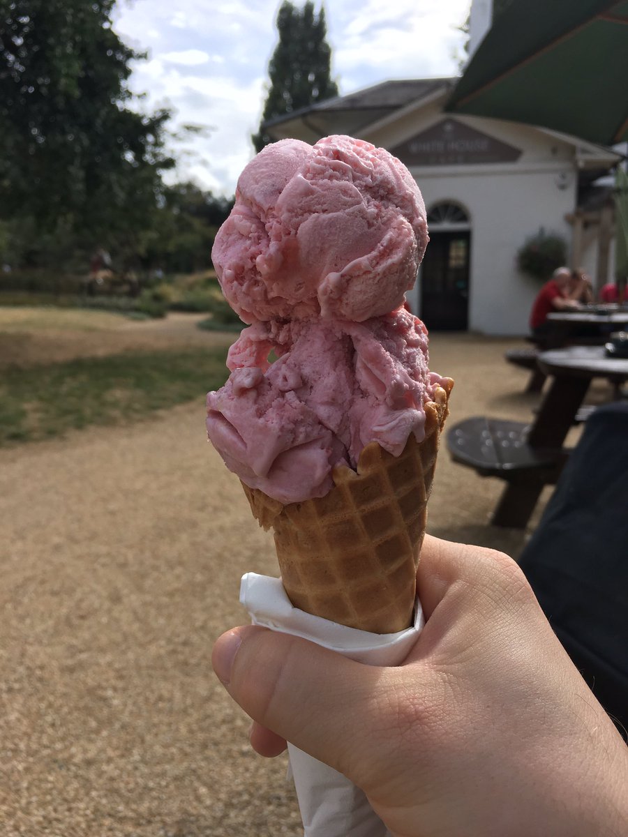 Having a double strawberry at the <a href="/GreenwichPkCafe/">GreenwichParkCafes</a> White House.