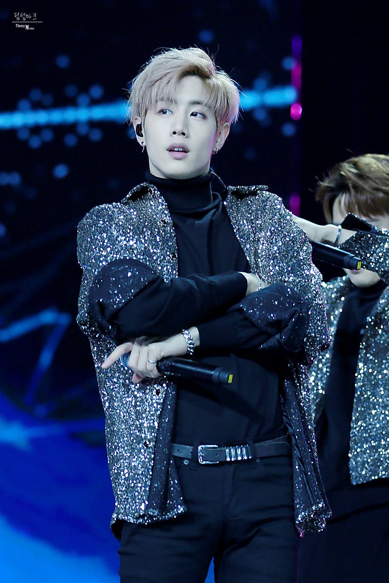 dimsum_mark's tweet photo. 生日快乐 段宜恩！#HappyBirthdayMarkTuan @mtuan93 https://t.co/T2idikywrj
