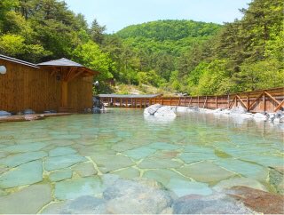 草津温泉随一の広さ 西の河原露天風呂 開放感と四季折々の絶景を堪能 毎週金曜日 混浴の日 スタート 日本の秘湯