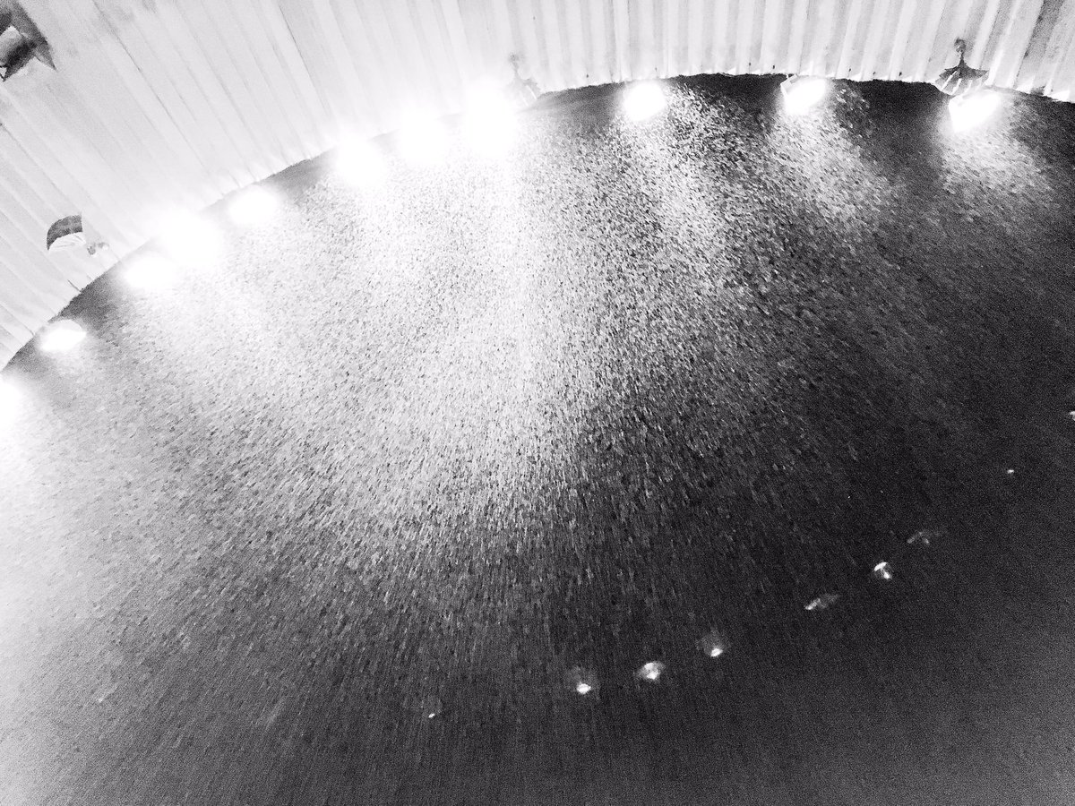 Omnionn's tweet photo. La lluvia sobre el Estadio Cuscatlan anoche en perfecta sintonía con los ánimos de la afición salvadoreña. #ESAMEX https://t.co/FHx38d6aDN
