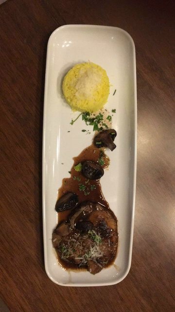 mreyesmare's tweet photo. Super cena #DondeMare #delosdioses arroz Indio, chuleta de cerdo horneada, en salsa #DeMare y champiñón https://t.co/Z9pwxnGmNZ