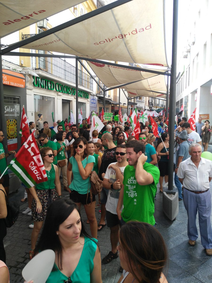 gloria_meloja's tweet photo. #DocentesenSevilla la calle abarrotada!!! Cuantos somos??? Muchos... viva la enseñanza pública! https://t.co/gZOucRCBcJ