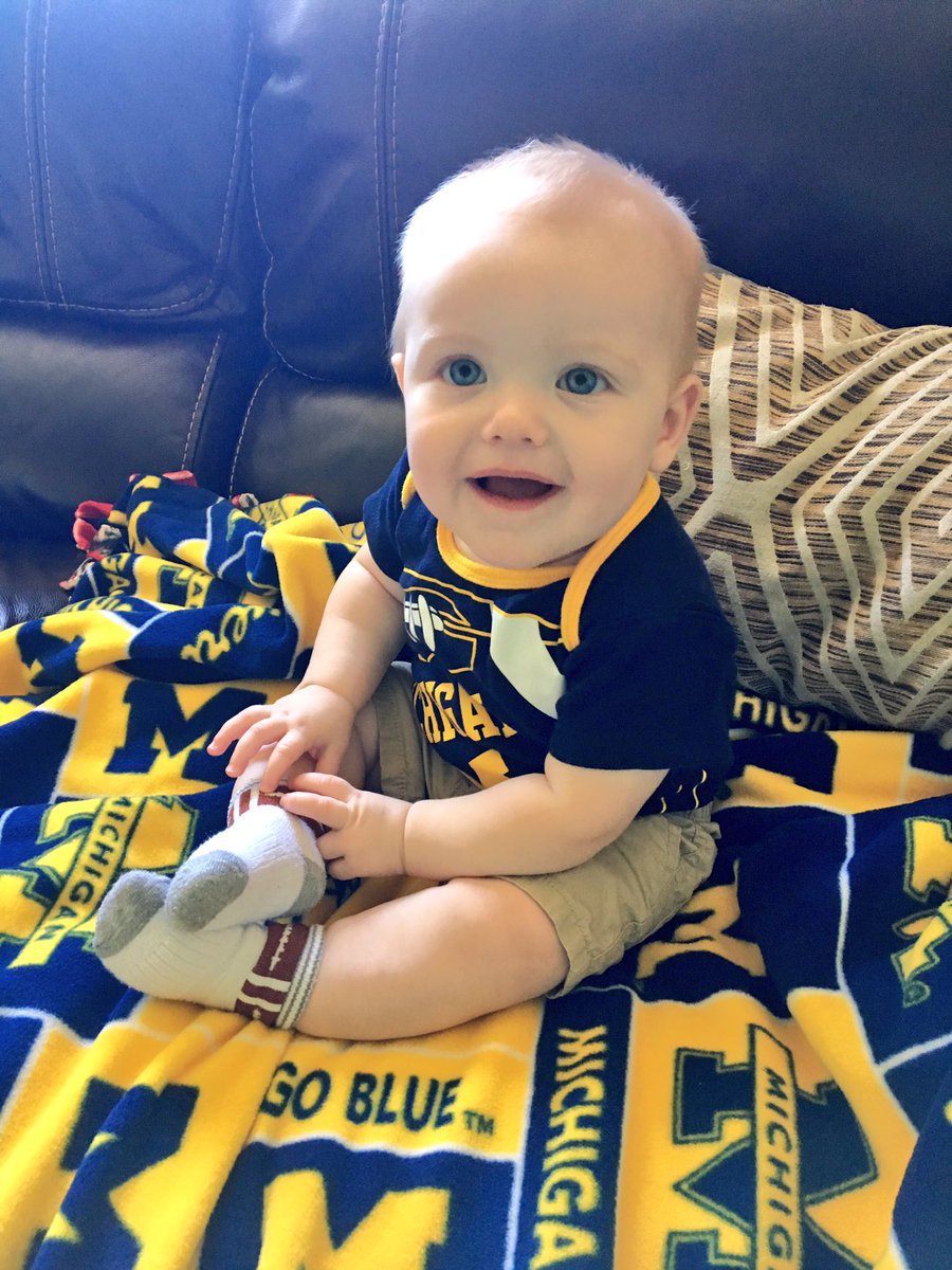 HrnssRcngJess's tweet photo. Watching @CollegeGameDay getting ready for #HAWvsMICH @UMichFootball #GoBlue https://t.co/R3J8vl9q1f