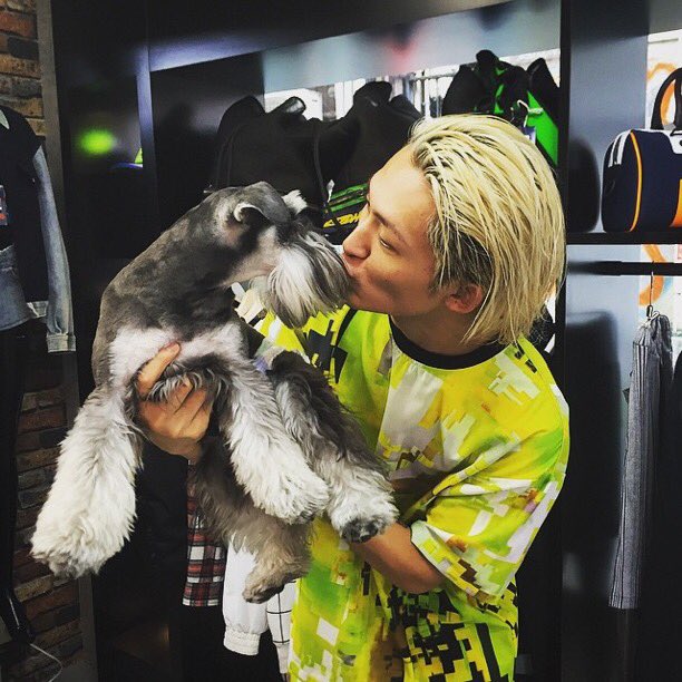 onerad_321's tweet photo. Ryotaの格好良さと無邪気な笑顔のギャップにいっつもやられてます、
ベティーとじゃれ合っとるのがかわいすぎて♡これからも最強のベーシストでいてくださいいつもありがとう！誕生日おめでとう！
#Ryota誕生祭 #ONEOKROCK https://t.co/8zIMV6r9le