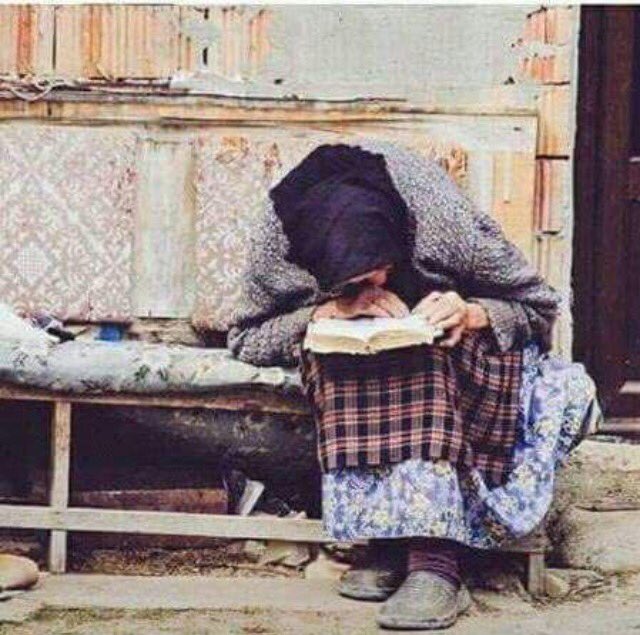 __r963's tweet photo. - لا تشيخ الحياة في قلب يقرأ 
إطلاقاً 💚🌸. https://t.co/d2EtIefWKw