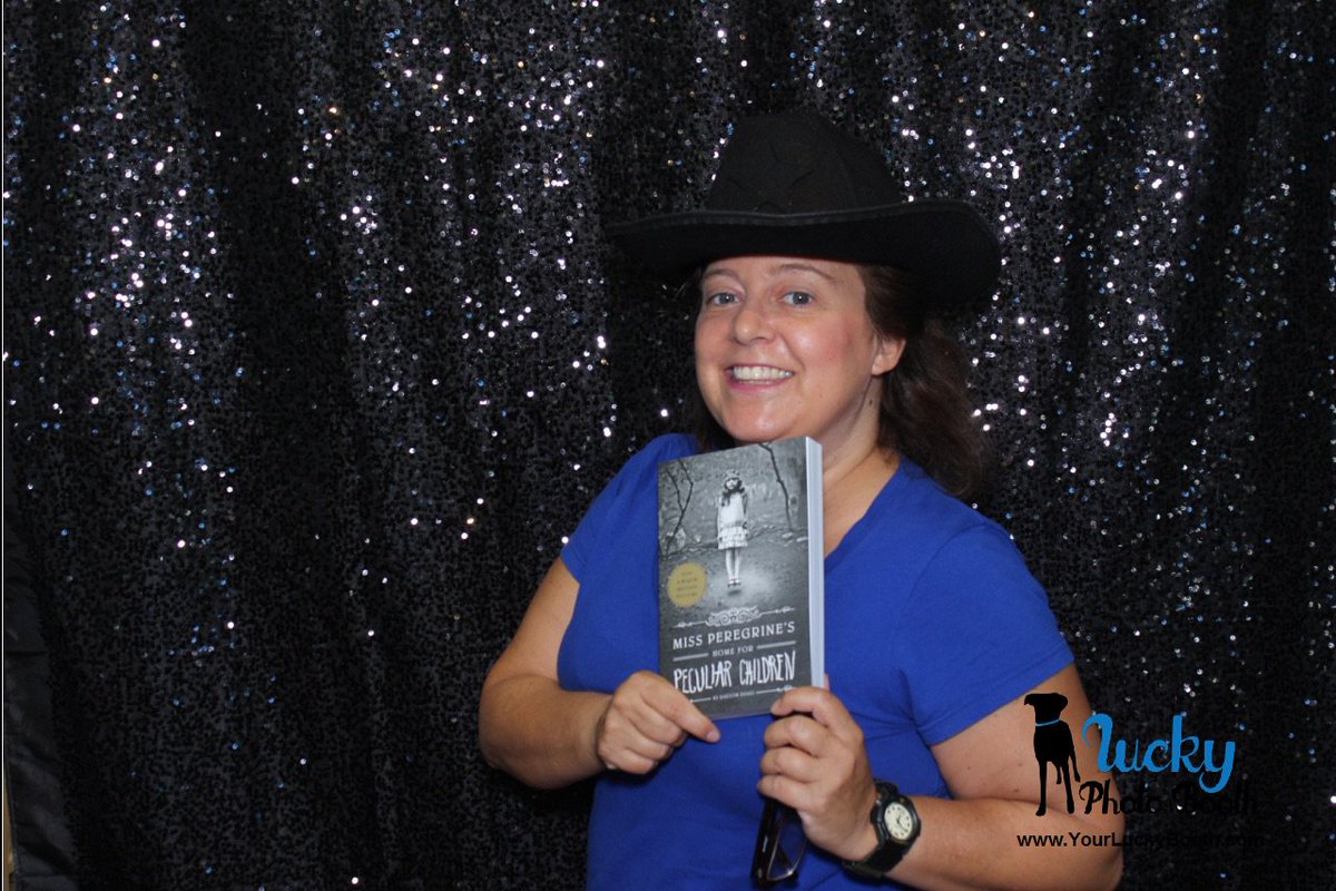 MacIntoshBooks1's tweet image. #staypeculiar #loopdayishere luckyphotobooth