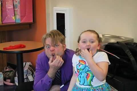 themagicsteve's tweet photo. There's always time for silly faces! :-) Have a lovely weekend everyone! #MagicSteve #NeverGrowOld #SillyFaces https://t.co/CuAt7G2rkc