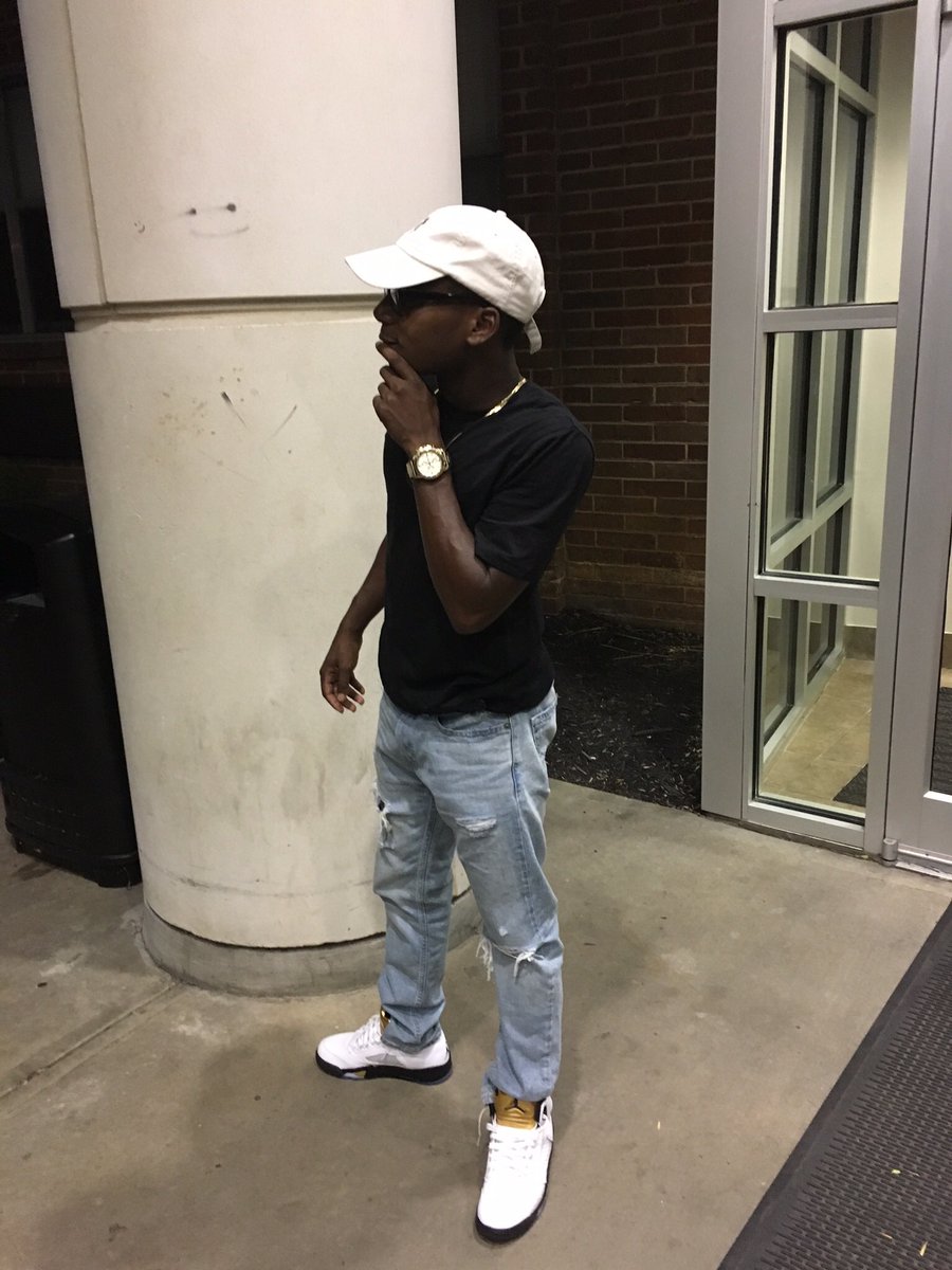 __UncleRob's tweet photo. Got me feeling myself no masturbation 👽🍫🙏🏾 #19thChapter https://t.co/FcgvLnfg0l