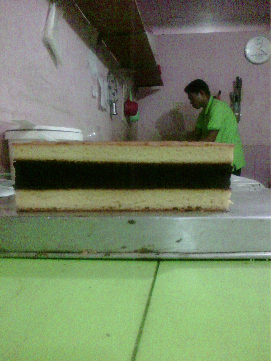 RTongkasi's tweet photo. my last day to make the cake, #LapisSurabaya #Cake https://t.co/xJvrdIZfg6