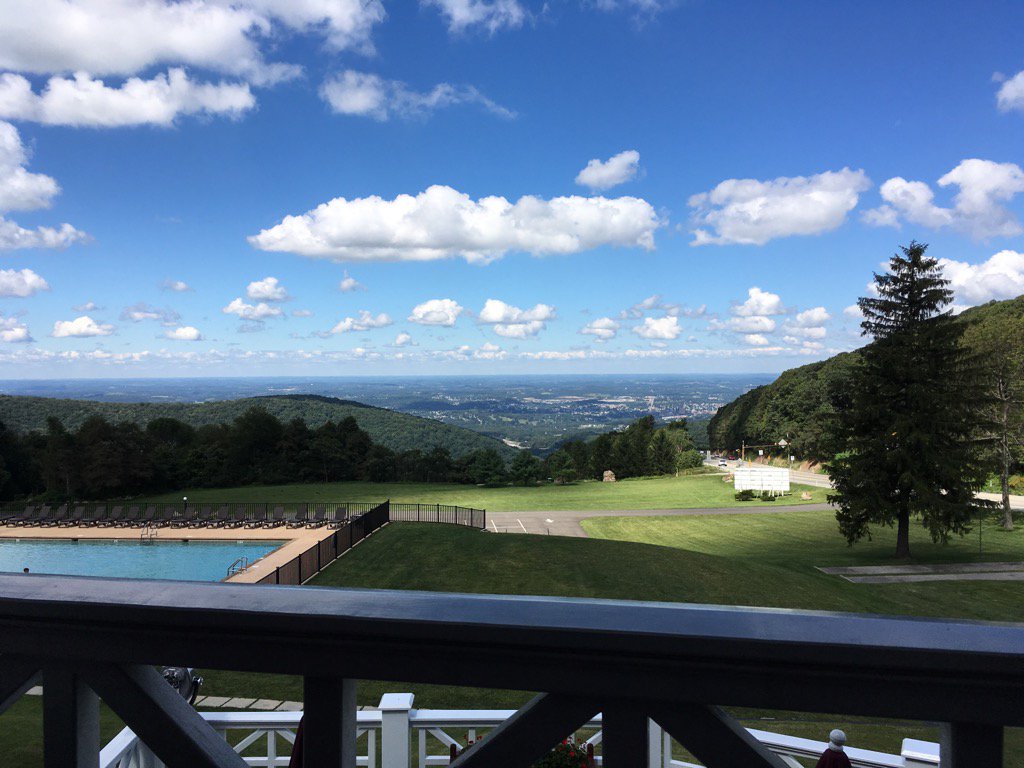 SuwahTweets's tweet photo. A nice view for lunch. 😎☀️ #thankful #SummitInn https://t.co/BU9m3fUBvj