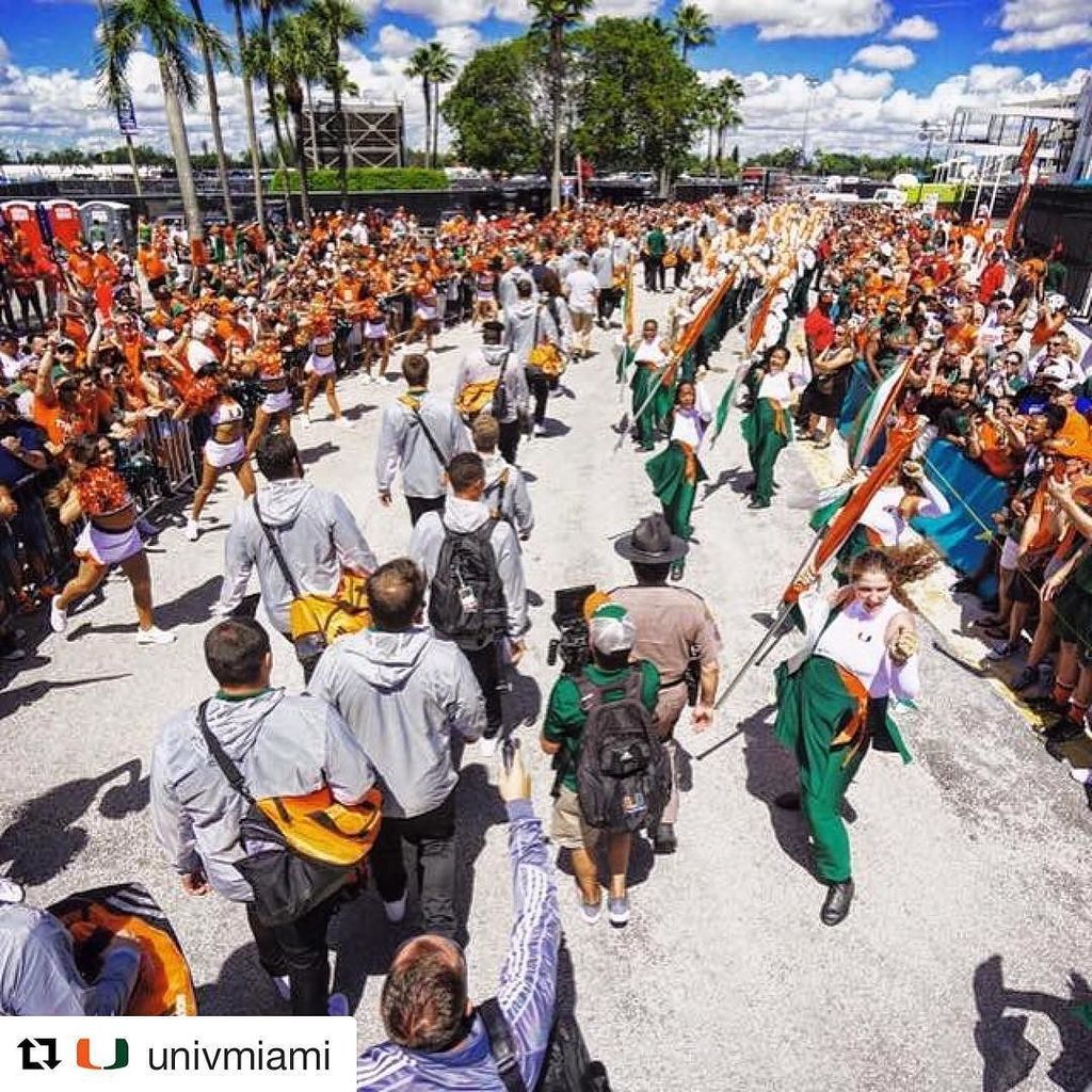 CanesSpirit's tweet image. Less than 6 hours 'til game time!! #Sunsations #MiamiHurricanes #HurricanesFootball #CollegeFootball #FootballSeaso…