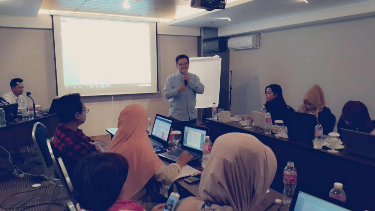 budikadabra's tweet photo. Om avi in action... #HRSharingSession&amp;Networking5 #HRCafe https://t.co/5sHeypWdPi