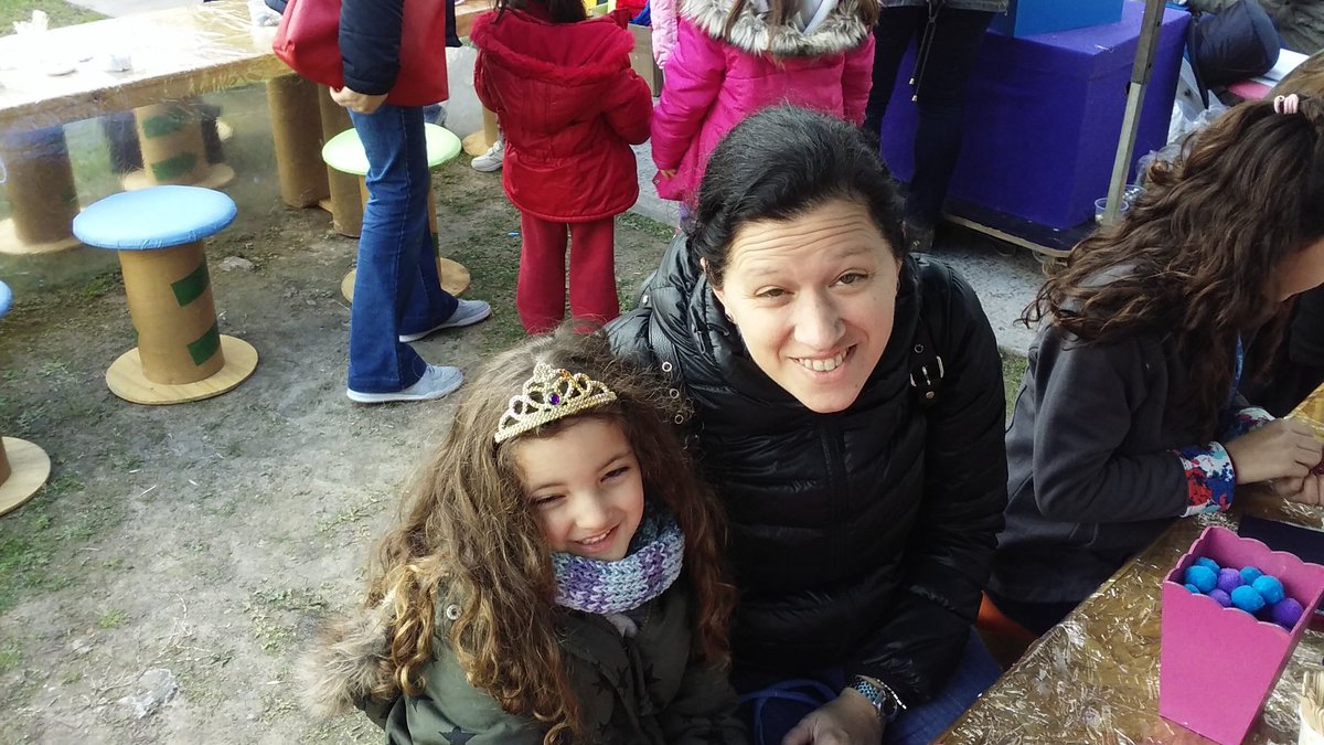 silva_vanina's tweet photo. Taller de carteras en el laboratorio de papa #CapsulinGO #Paradoja https://t.co/r4QFVgqeNj