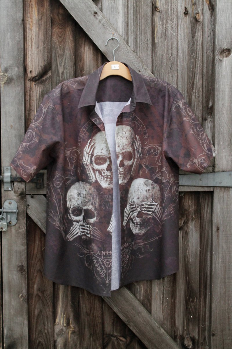 NeonLakeLondon1's tweet photo. The collar of #SteveHebbard's #SeeNoEvil shirt is on #3skulls #AlchemyGothic #lotsasewing #SignatureAtHome #sylko https://t.co/odo2tv9YOc