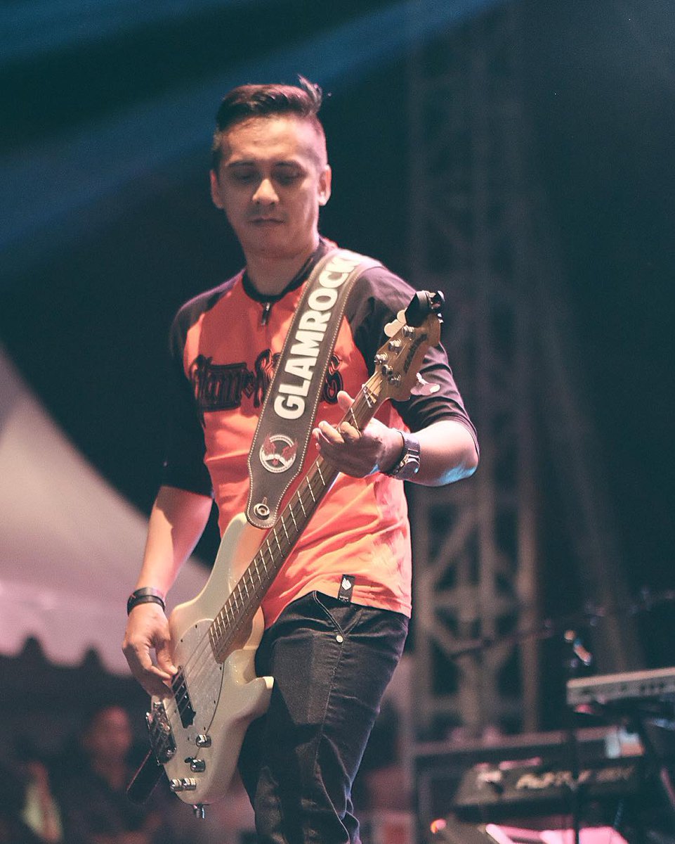 drie_fm's tweet image. Makacih 😁👍RT @fiVers_kiekie: Bassist terKece @drie_fm #vminutes