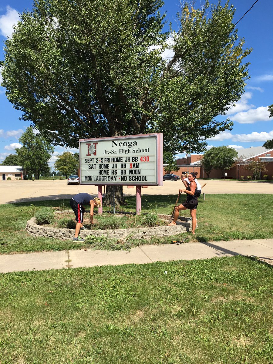 Thank you Mrs. Endsley and StuCo members for giving up a Saturday to make our school look better!