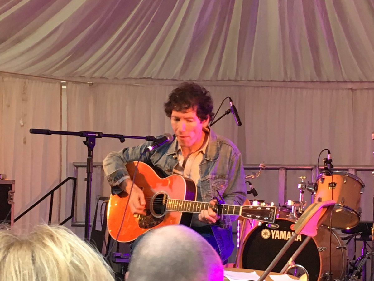 songwaller's tweet photo. "You're the brightest star" @HowiePayneMusic @moseleyfolk #keepsitcool https://t.co/YKufNnph6P