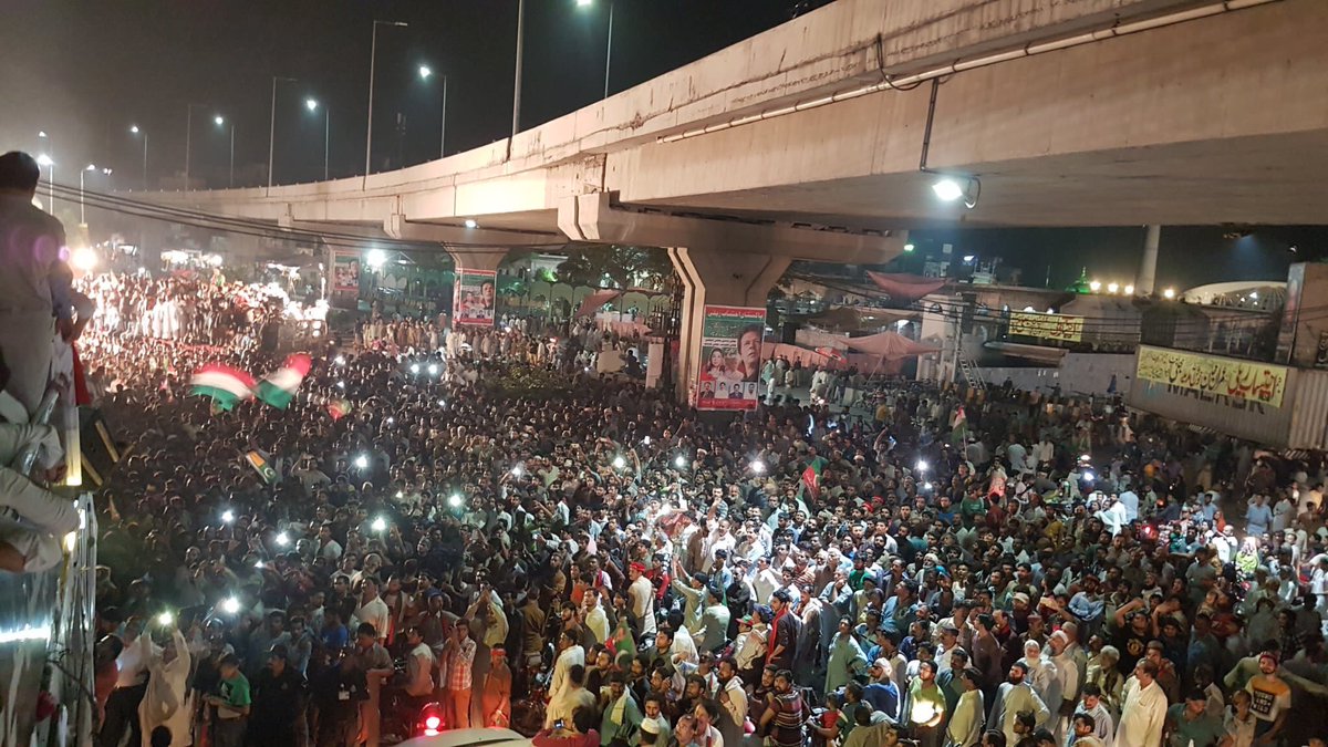 Zain_Journalist's tweet photo. Data Darbar #Lahore Right now, #ChargedCrowd #PakistanEhtesabMarch #PTI https://t.co/StBkgl3Imi