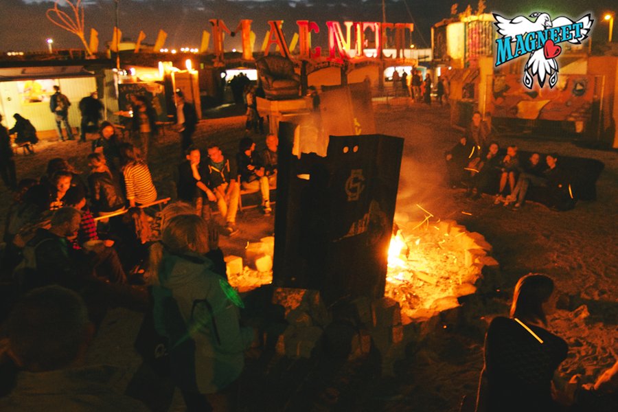 Kampvuurtjes met akoestische muziek, knuffels en meer op Magneet. Lees: magneetfestival.nl/kampvuurtjes-m… #magneetfestival