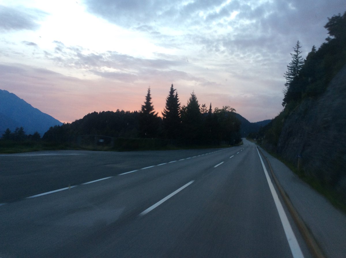 seefeld_sun's tweet photo. What a beautiful way to welcome everyone in to resort tonight #airporttransfer #sunset #theskyisonfire https://t.co/r9a2n9N55k