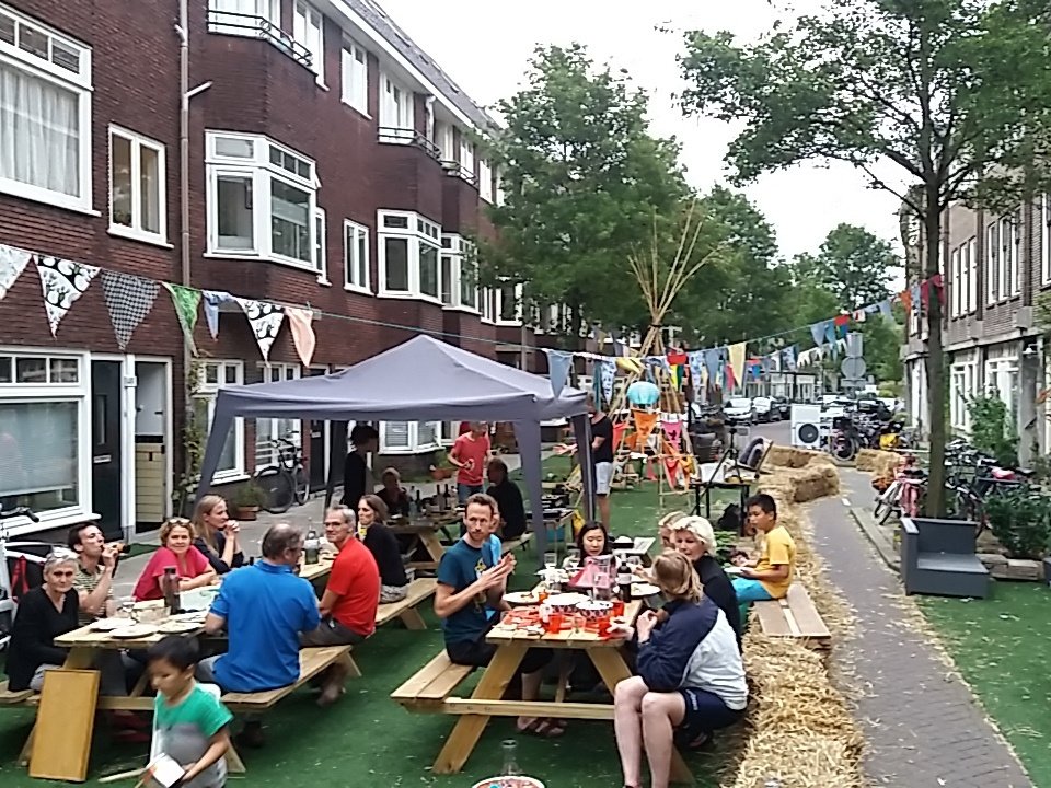 Duifstraat's tweet photo. Genieten van de laatste avond in onze #leefstraat!!! https://t.co/R3c99pzFgX