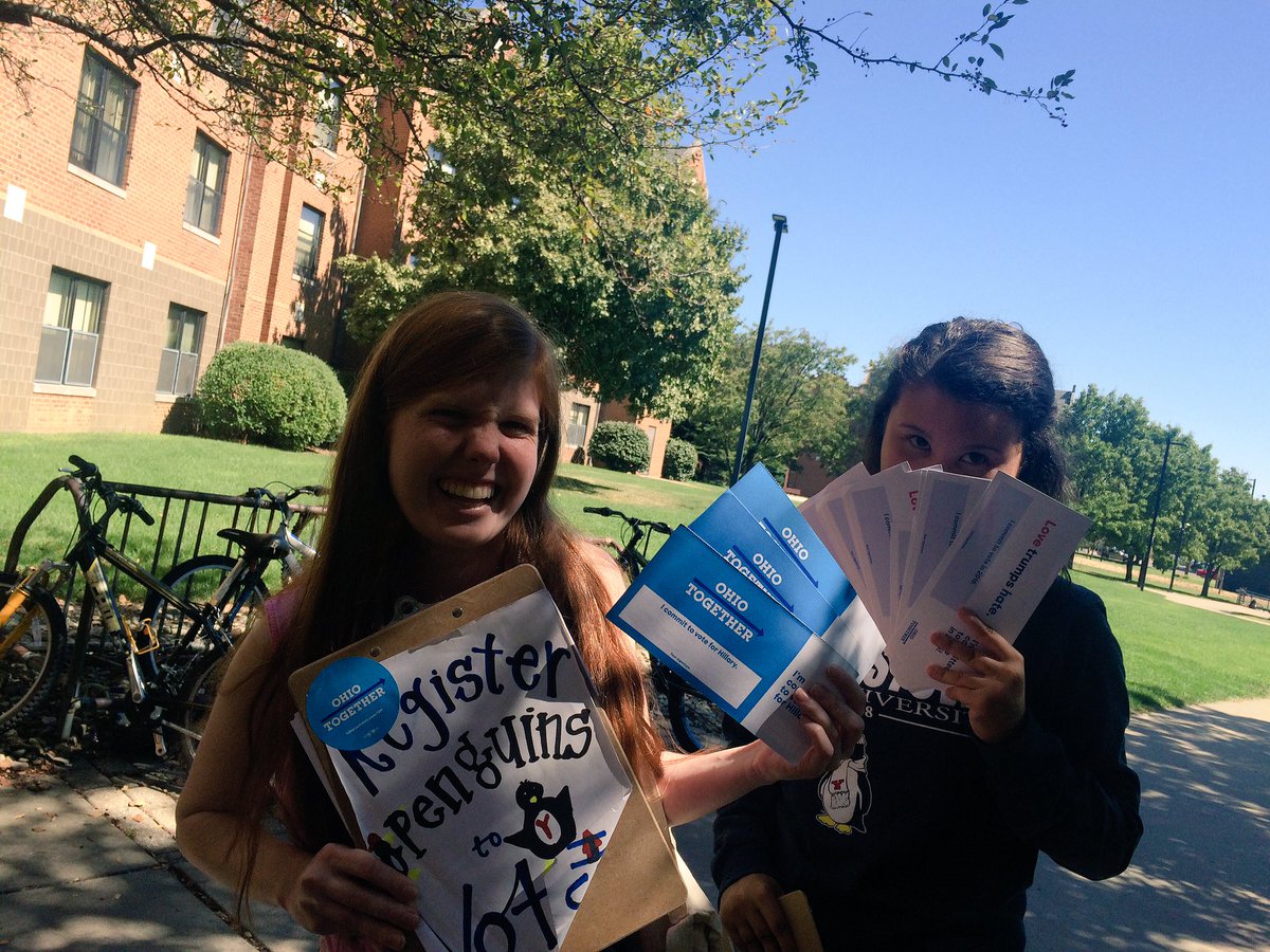catiedavvv's tweet photo. Amazing #FallFellows spending their Saturday morning registering Penguins to vote 🇺🇸🗓😻 #OHHillYes #HillarysArmy #YSU https://t.co/s4d3VdM1jD