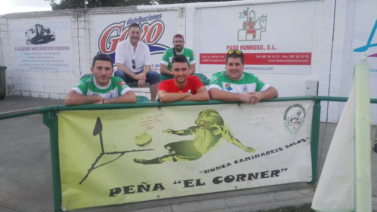 elcornerastorga's tweet photo. Hoy nos visitó el gran @MGRuben6, otro eterno del @AtleticoAstorga y firmó junto a @jdiez_1 (solo falta @jllago11) https://t.co/5PAqLGG1fc