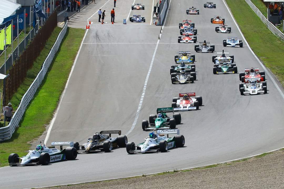 Just like the old days
Een prachtig F1-veld duikt de Tarzanbocht in
Vanmiddag (en morgen) op @CPZtweets #Historicgp