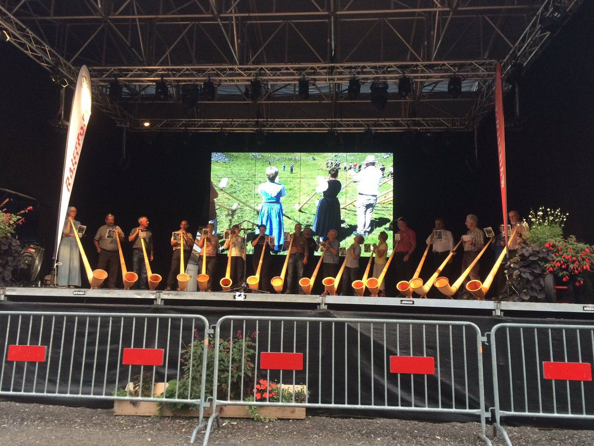 Interlaken16's tweet photo. #Alphornklänge im Festdorf #DesAlpes #Interlaken hörst Du auch die Klänge? #Inti125 #Inti16 https://t.co/4Dy3s0iTk3