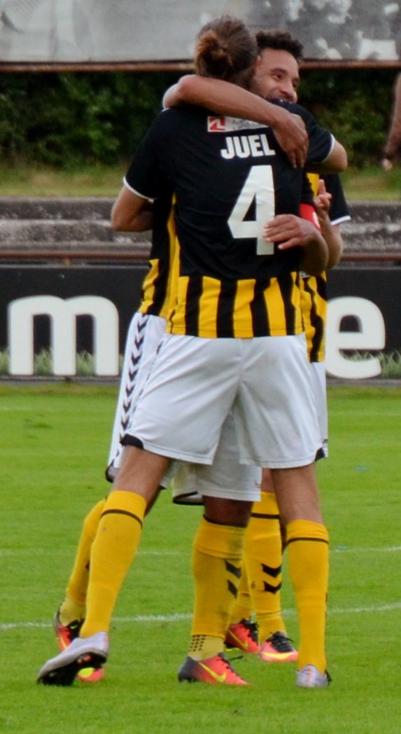 Hvepsene1919's tweet photo. Billeder fra dagens 2-0 sejr. Bl.a . et sejrkram fra @JamilNo34 til @JuelAndersen #Hvepsene https://t.co/OsG3kbJa3k https://t.co/U72OZpMlQ8