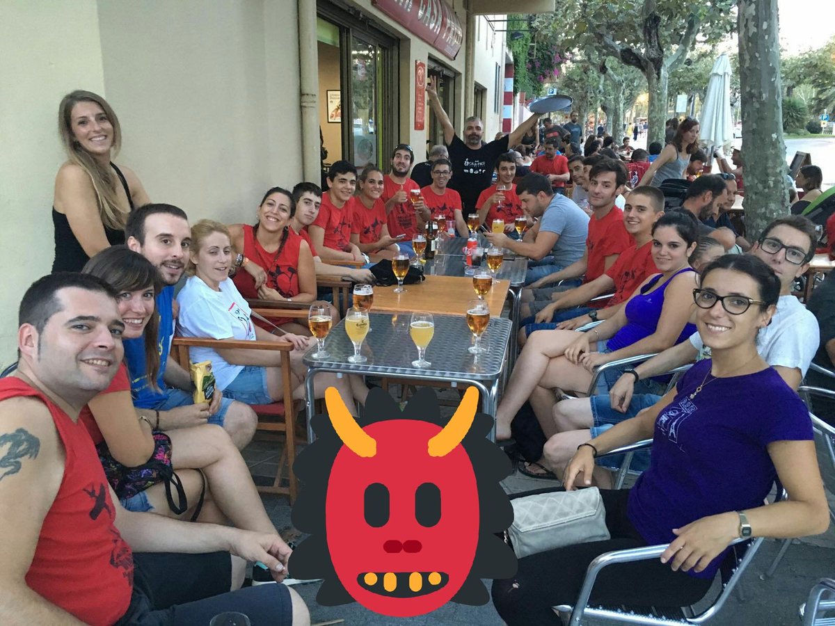 Ja hem arribat a #Cambrils! Tot a punt per la Nit del Foc! <a href="/ElsCagarrieres/">Diables Cagarrieres</a> #correfoc #diables #DiablesDeRiudoms