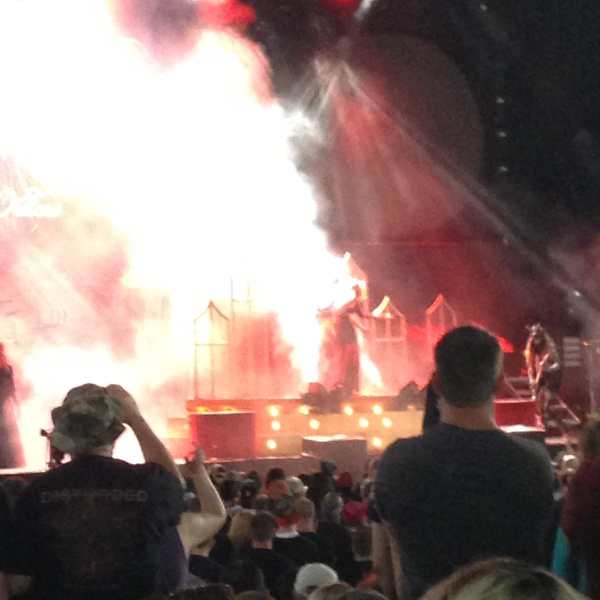 sktothedmv's tweet photo. Set me on fire Queen @MariaBrink !! #returnofthedreadstour #jiffylubelive https://t.co/437UX9eJl0