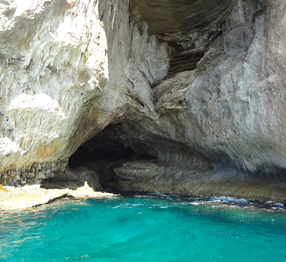 paraviagem's tweet photo. #GrutaBranca uma das várias que estão na encosta da #IlhaDeCapri #MarMediterraneo #Italia > https://t.co/OmGpJXykUg https://t.co/bAFIZyr3j9