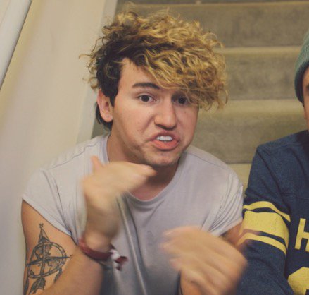 Nick80972849's tweet photo. @KianAndJc @jccaylen When you see that ugly guys you be like https://t.co/qUmiVXtBmr