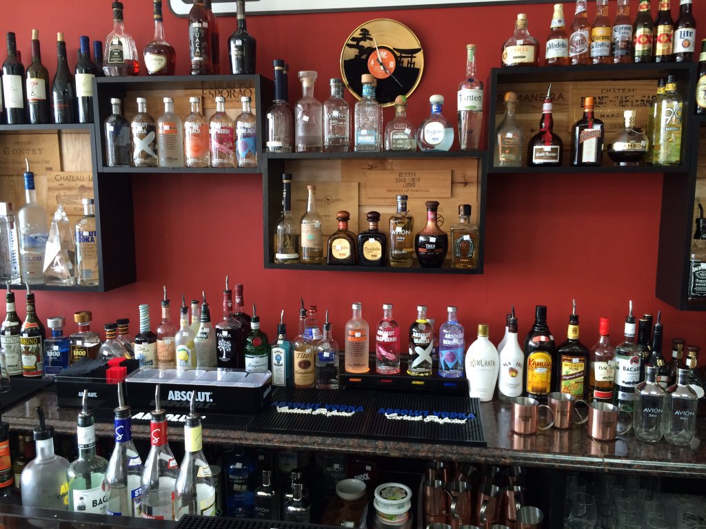 taquekeith's tweet photo. #cheapshotoftheyear TaQue @TaQueTacoBar we're so low for alcohol cost, we deliver prices by snakes. https://t.co/snsyAd33gJ
