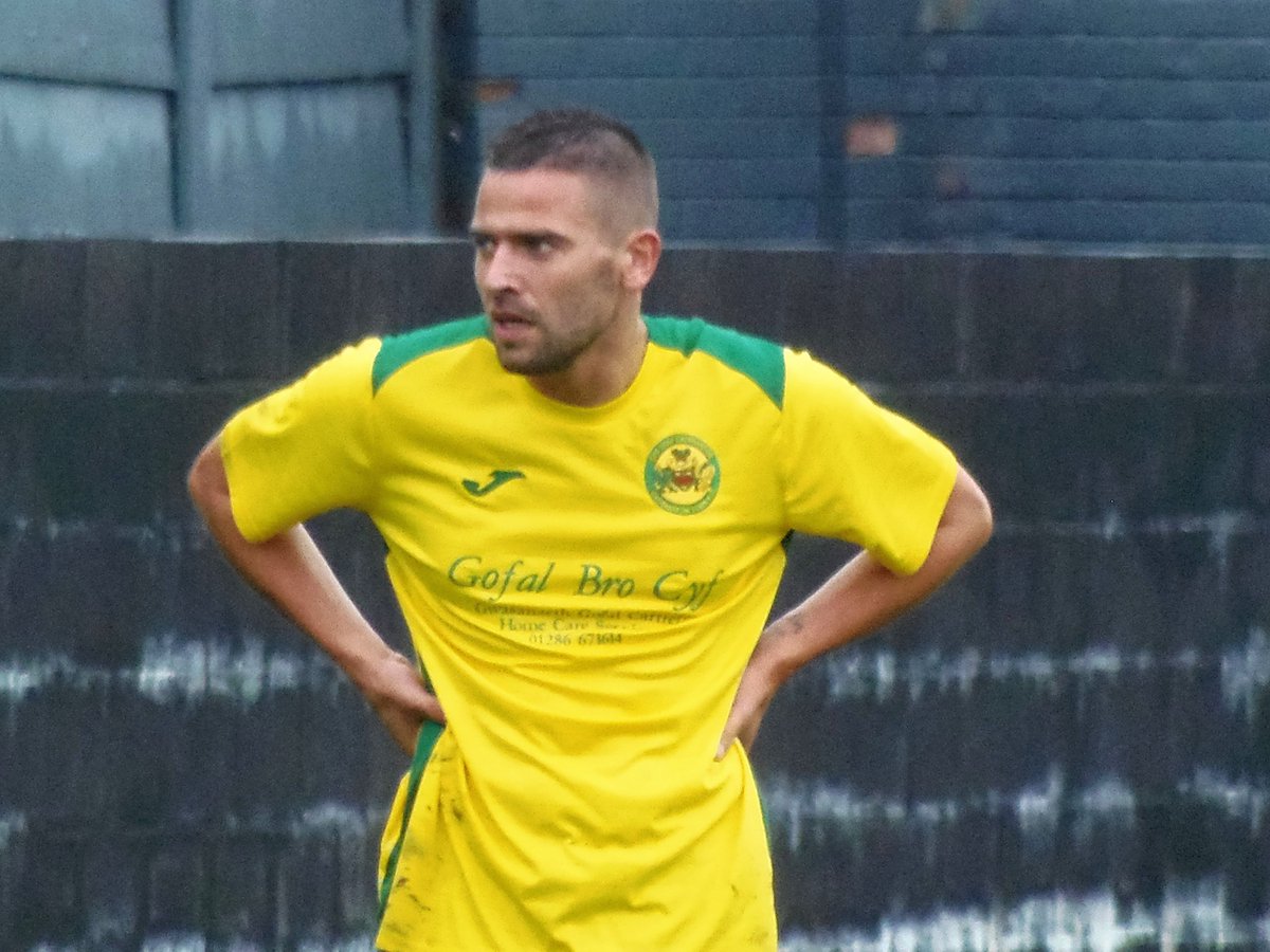 Neis gweld <a href="/kevlloyd14/">Kevin</a> yn ol gyda'r Cofis <a href="/CaernarfonTown/">CPD Tref Caernarfon Town FC</a> #CofiKev