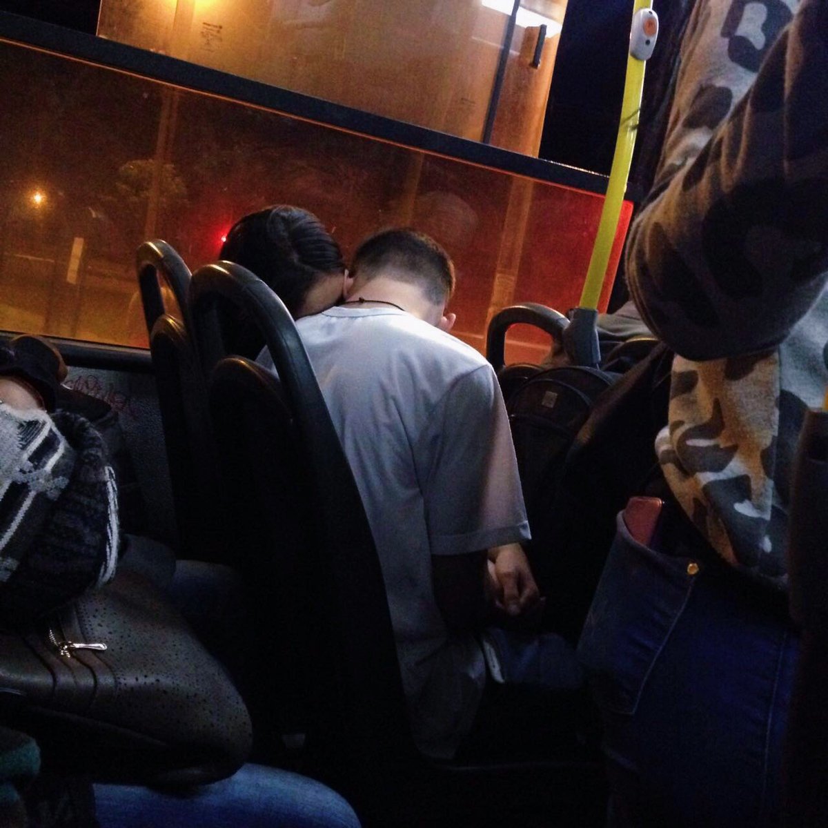 archiveinheart's tweet image. Amorzinho de transporte público