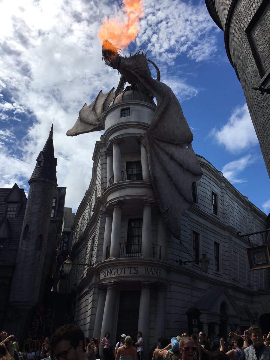 survivingstores's tweet photo. We've been looking forward to this moment for the past year! Thrilled to be back! #FamilyForward #UniversalMoments https://t.co/rKOdKlvvAf