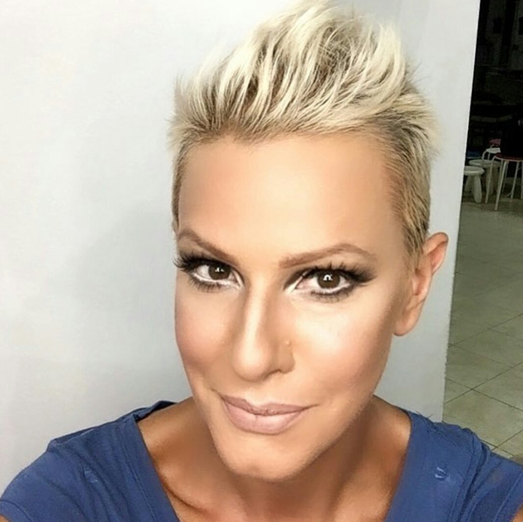 TijanaDapcevic's tweet image. Spremna #pivolend  #makeup @danielnikolovskiofficial1 👏🏻👌🏻👩🏼💅🏻 #letsrock #happy