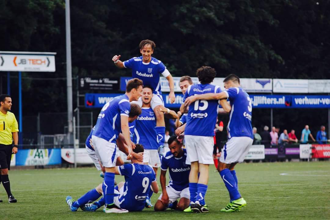 Opdracht van <a href="/JdWolf_Official/">John de Wolf</a> <a href="/GVVV/">G.V.V.V.</a>  1 team 1 taak #overwinnig#3punten#nooitmeernaarhuis#huchie#gelach#dak