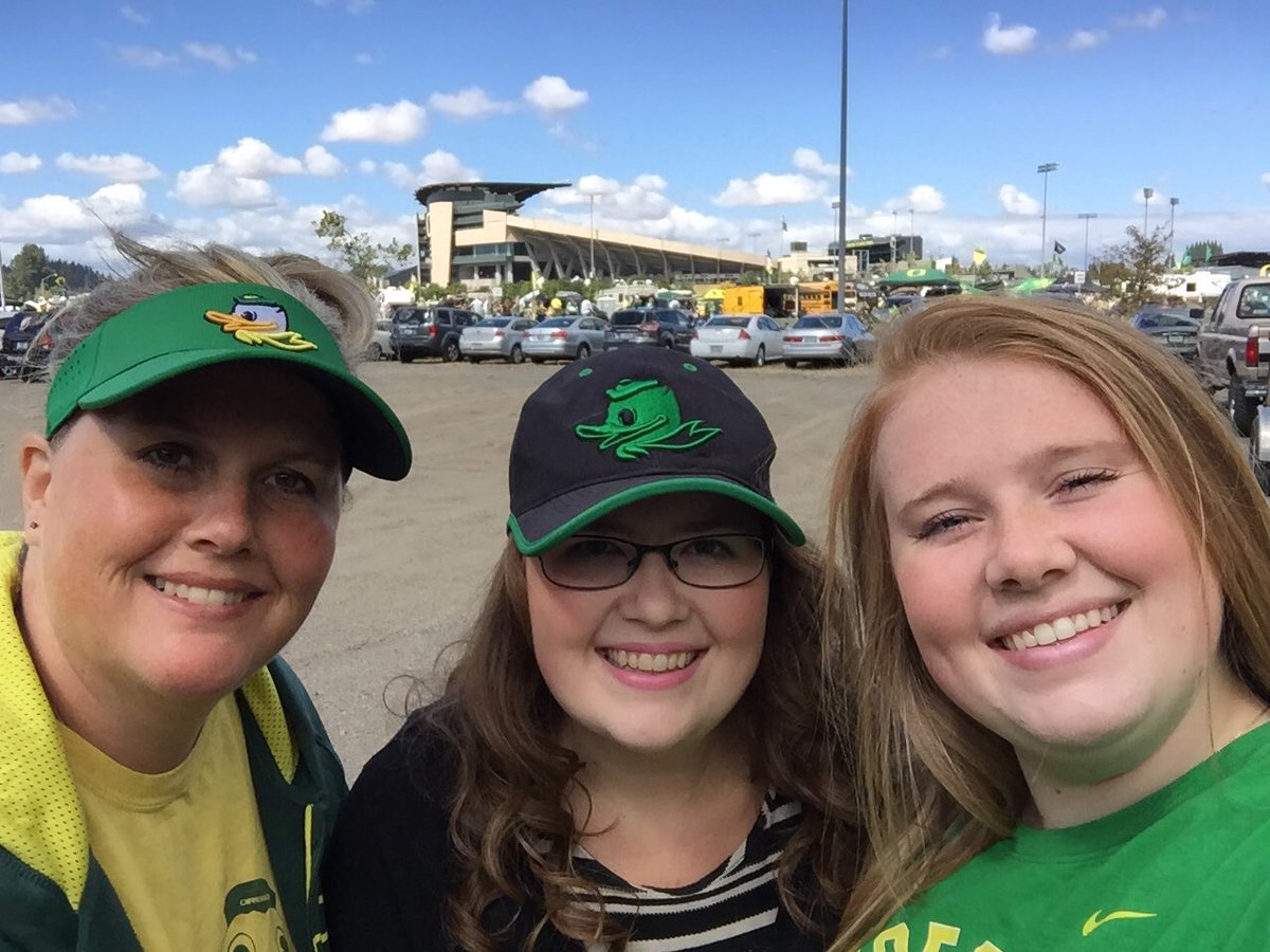KaityPratt's tweet photo. Nothing makes me happier than Oregon Duck football! 🐥💚💛 https://t.co/r1UrYGSrDh