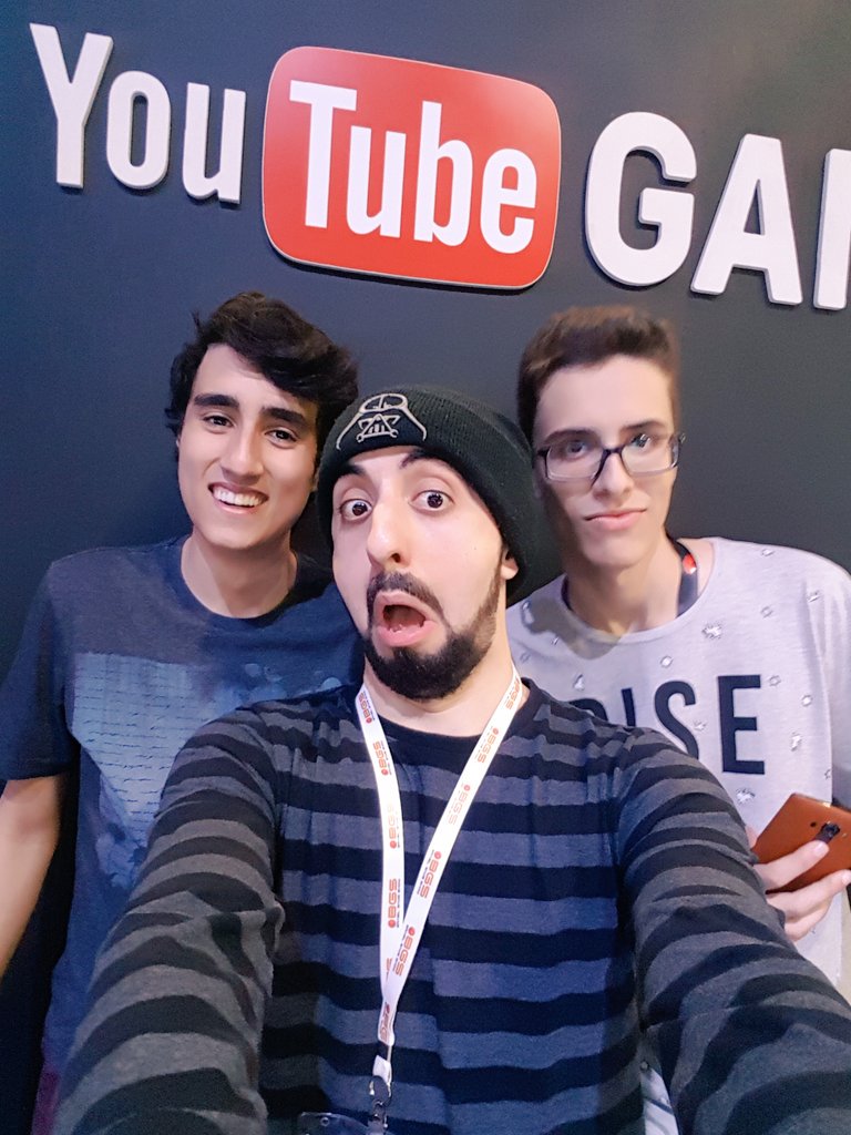 zelune's tweet photo. causando furdúncio https://t.co/toSdCZLn7s