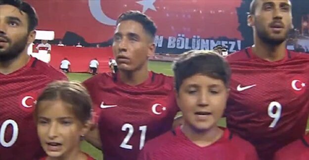 EmreMorFanClub's tweet photo. ⚽Emre Mor: Milli marşımız sırasında heyecandan sakızımı çıkarmayı unuttum. İncittiğim herkesten özür diliyorum. https://t.co/6TOIqooxT1