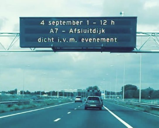 Vergeet dit bord maar: de Afsluitdijk (#A7) blijft gewoon OPEN. Hardlopen is afgelast wegens slecht weer.